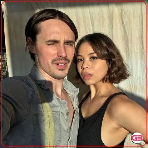 Reeve Carney and Girlfriend Eva Noblezada’s Dating。